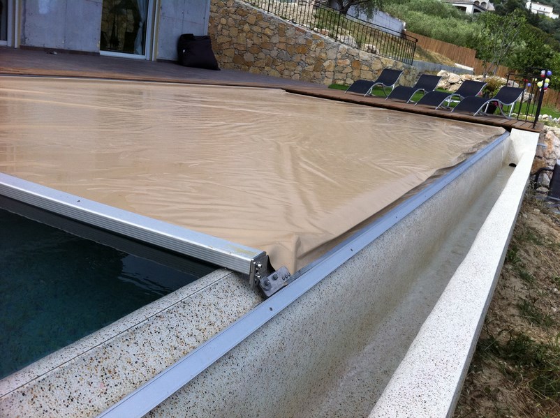 abri piscine a debordement