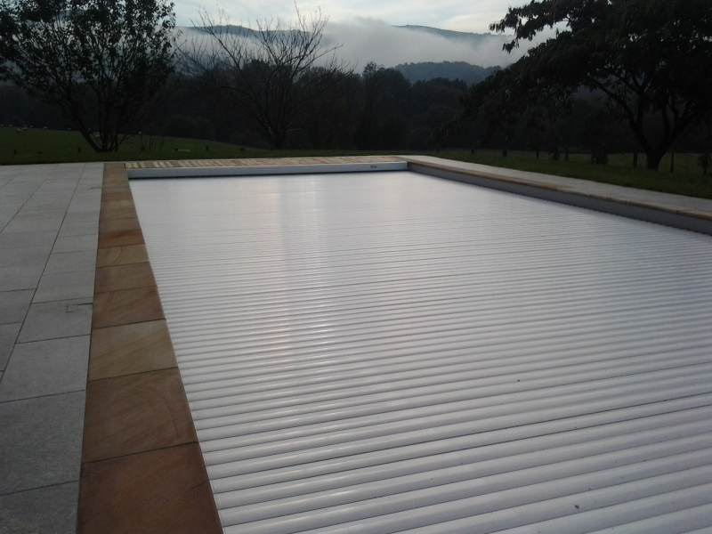 volet piscine gris clair